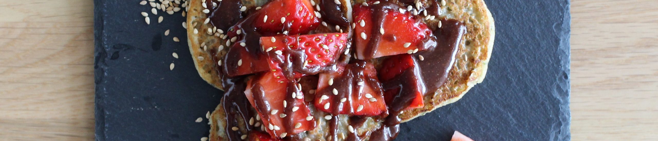 Pancakes amb maduixes i xocolata